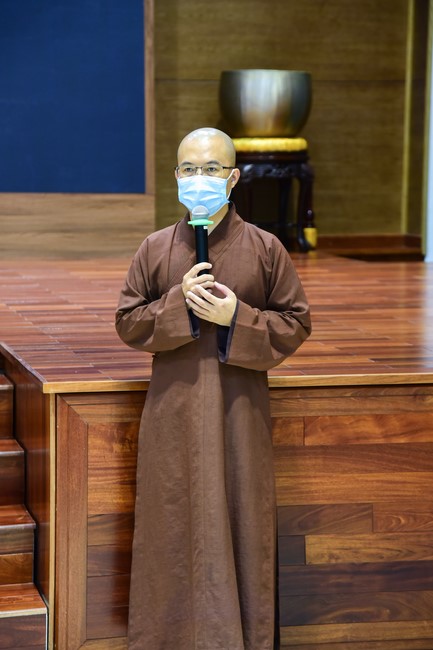 Taking comments to complete recording visual images in the rain season retreat